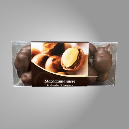 Geröstete Macadamia-Nüsse mit dunkler Schokolade umhüllt.